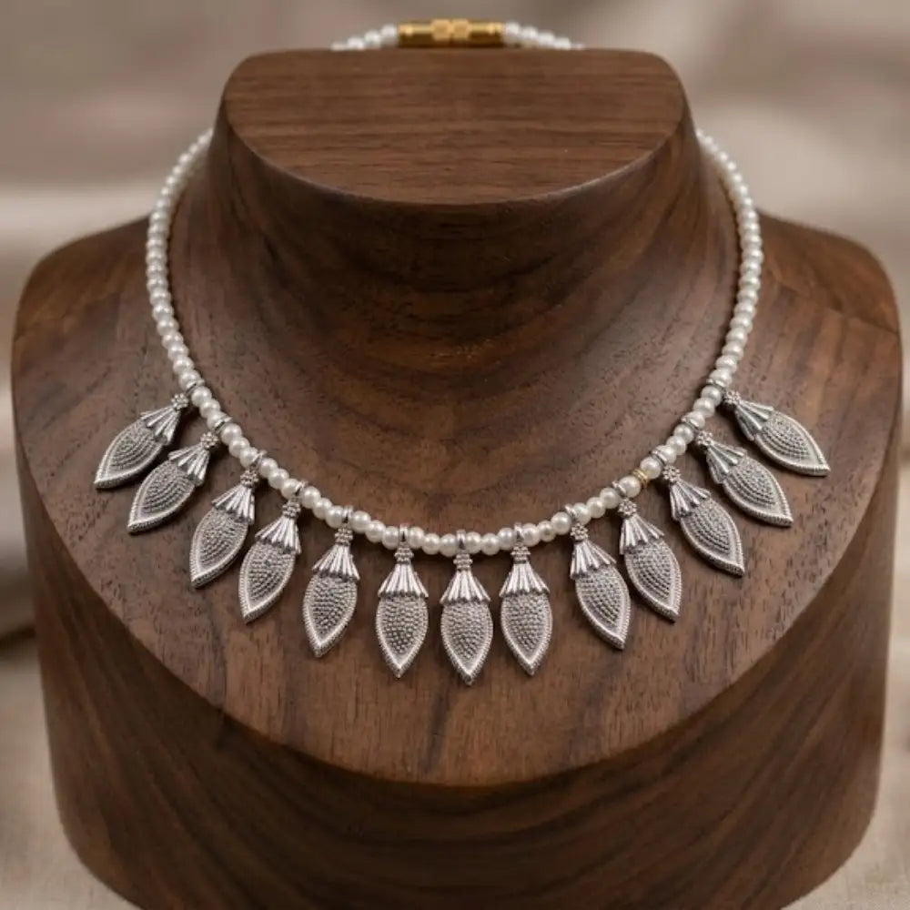 Necklace with silver leaf pendants 